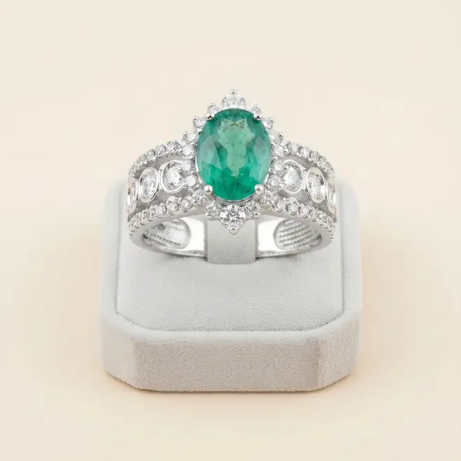 Anel de Prata com Diamantes de Laboratório e Esmeralda Colombiana de 1,20 Cts.