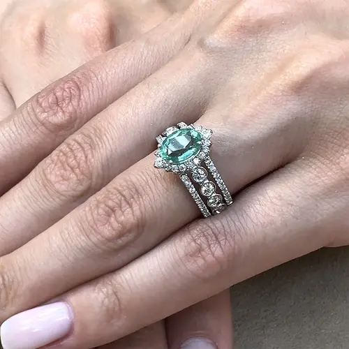Anel de Prata com Diamantes de Laboratório e Esmeralda Colombiana de 1,20 Cts.