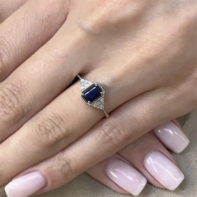 Anel de Ouro Branco com Diamantes e Safira de 75 pts.