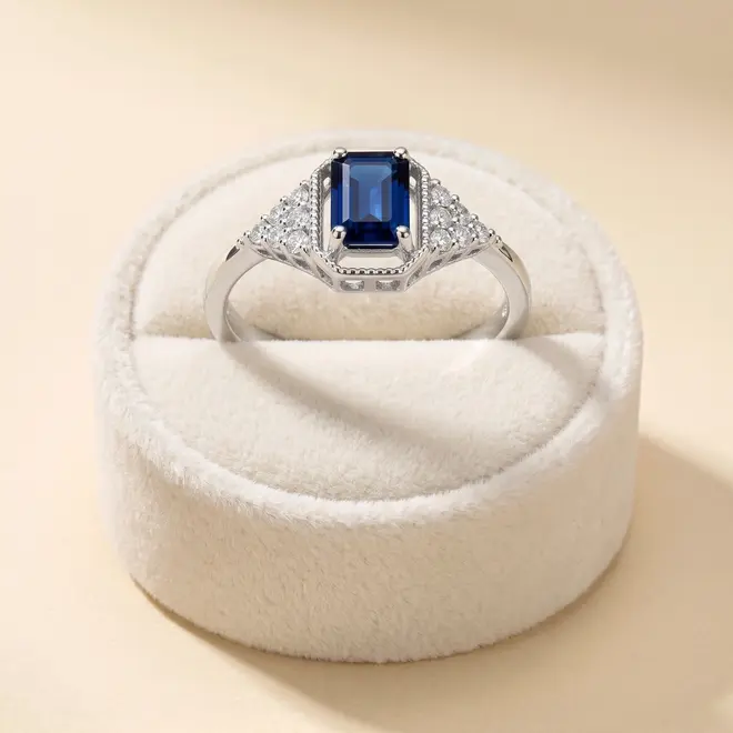 Anel de Ouro Branco com Diamantes e Safira de 75 pts.