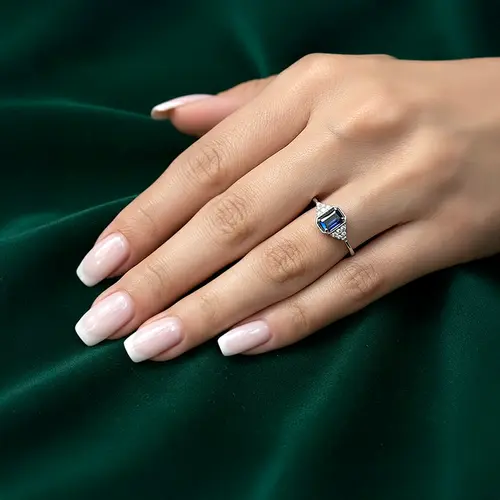 Anel de Ouro Branco com Diamantes e Safira de 75 pts.