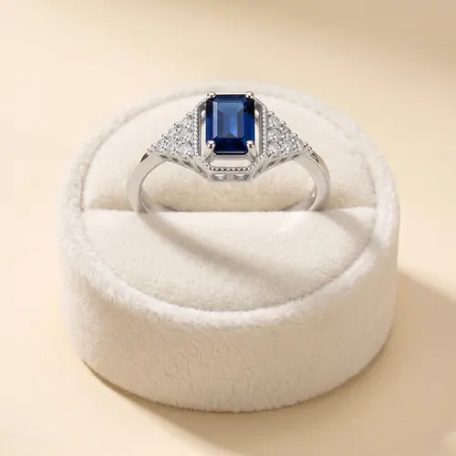 Anel de Ouro Branco com Diamantes e Safira de 75 pts.