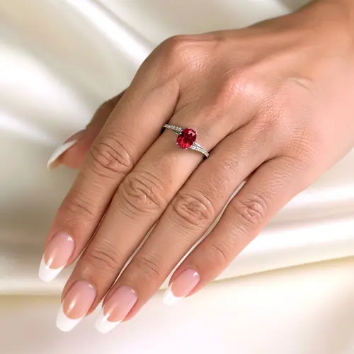 Anel Solitário de Ouro Branco com Diamantes e Rubi de 1,20 Cts.