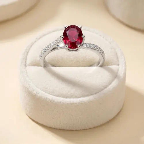 Anel Solitário de Ouro Branco com Diamantes e Rubi de 1,20 Cts.