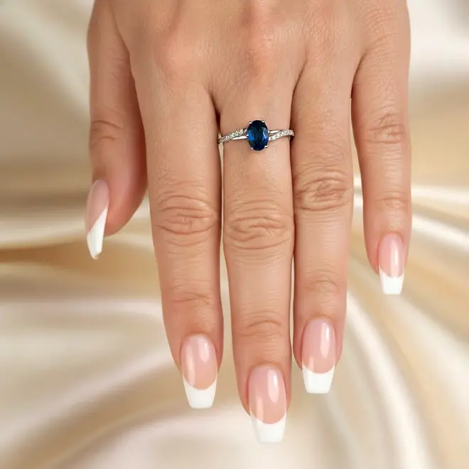 Anel Solitário de Ouro Branco com Diamantes e Safira de 1,20 Cts.