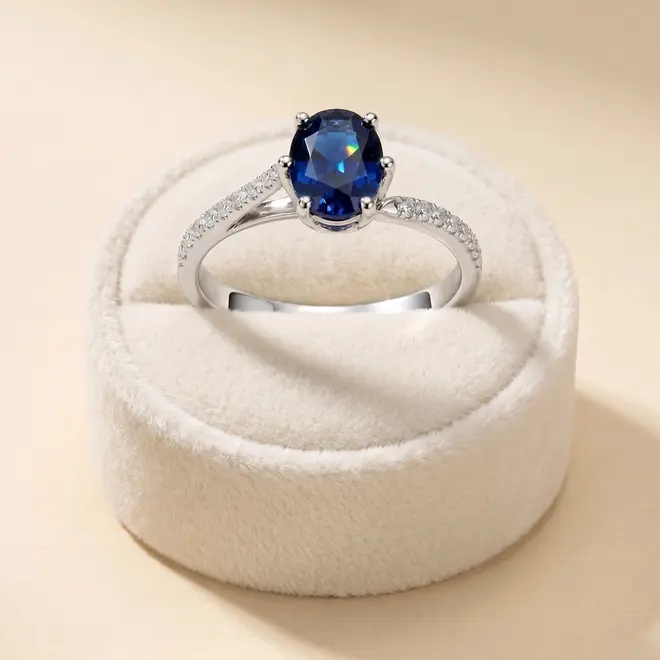 Anel Solitário de Ouro Branco com Diamantes e Safira de 1,20 Cts.