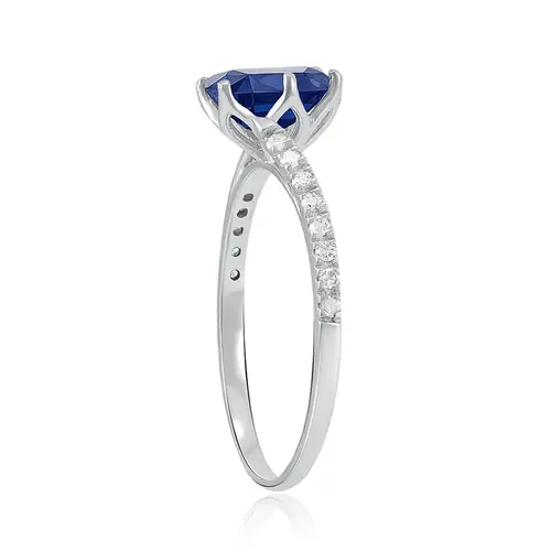 Anel Solitário de Ouro Branco com Diamantes e Safira de 1,20 Cts.