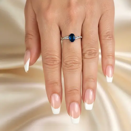 Anel Solitário de Ouro Branco com Diamantes e Safira de 1,20 Cts.