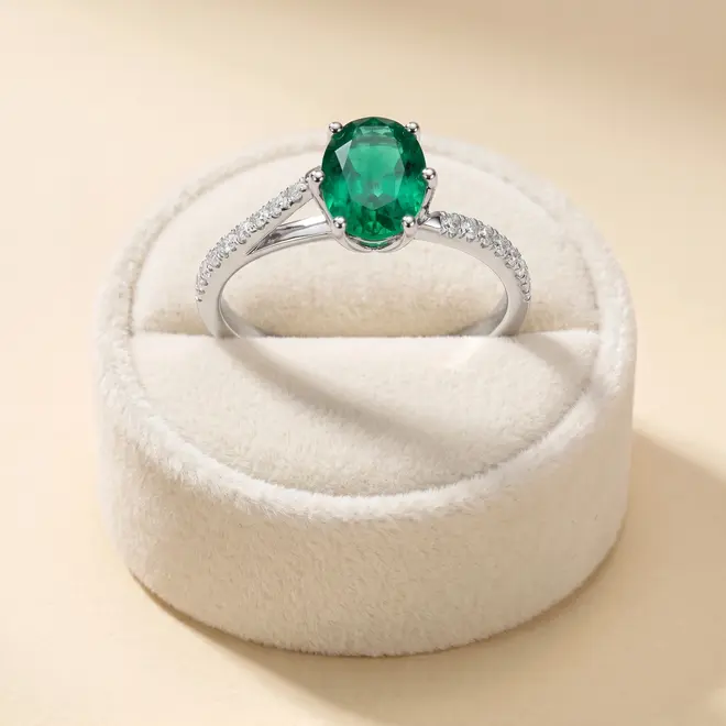 Anel  de Ouro Branco com Diamantes e Esmeralda de 1,20 Cts.