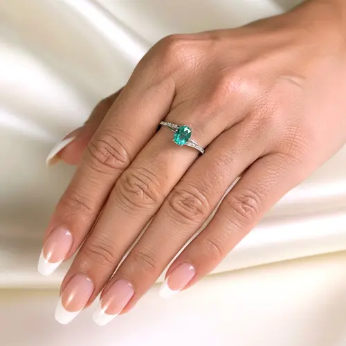 Anel  de Ouro Branco com Diamantes e Esmeralda de 1,20 Cts.