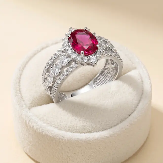 Anel de Prata com Diamantes de Laboratório e Rubi de 1,70 Cts.
