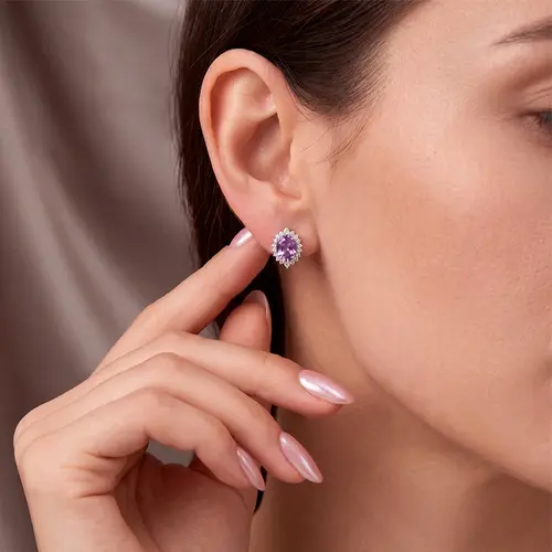Par de Brincos de Prata com Diamantes de Laboratório e Tanzanitas totalizando 2,4 Cts.