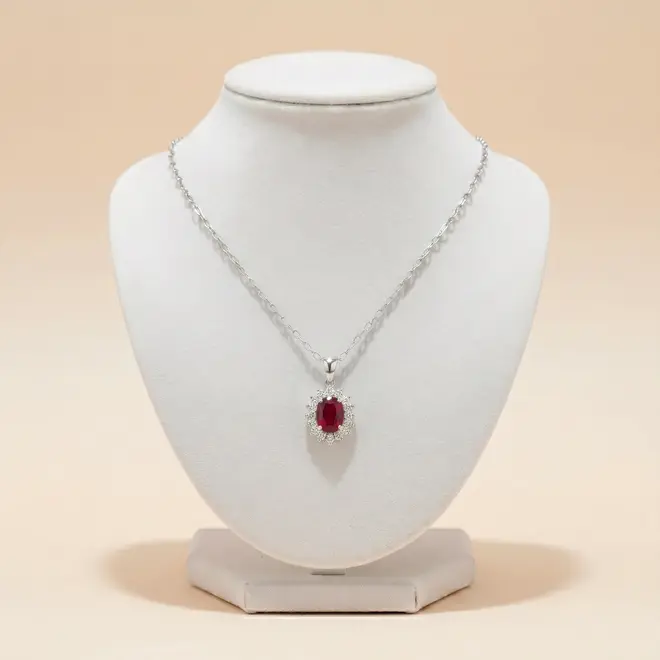 Pingente de Prata com Corrente, Diamantes de Laboratório e Rubi de 1,7 Cts.