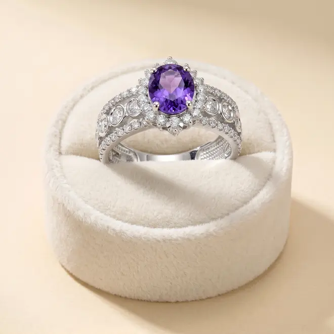 Anel de Prata com Diamantes de Laboratório e Tanzanita de 1,20 Cts.
