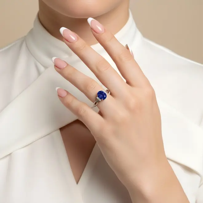 Anel Infinito de Ouro Branco com Diamantes e Safira de 1,20 Cts.