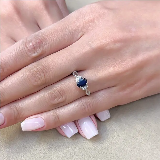 Anel Infinito de Ouro Branco com Diamantes e Safira de 1,20 Cts.