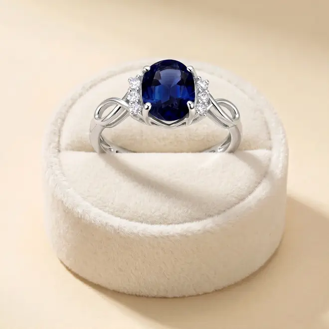 Anel Infinito de Ouro Branco com Diamantes e Safira de 1,20 Cts.