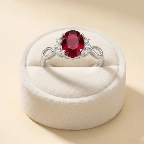 Anel Infinito de Ouro Branco com Diamantes e Rubi de 1,20 Cts.