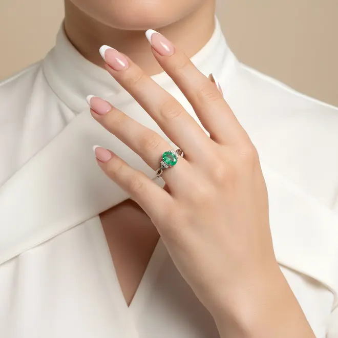 Anel Infinito de Ouro Branco com Diamantes e Esmeralda de 80 pts.