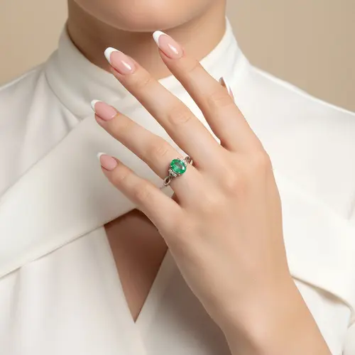 Anel Infinito de Ouro Branco com Diamantes e Esmeralda de 80 pts.
