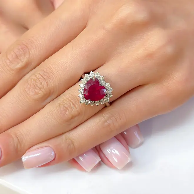 Anel Coração de Ouro Branco com Diamantes e Rubi de 4,30 Cts.