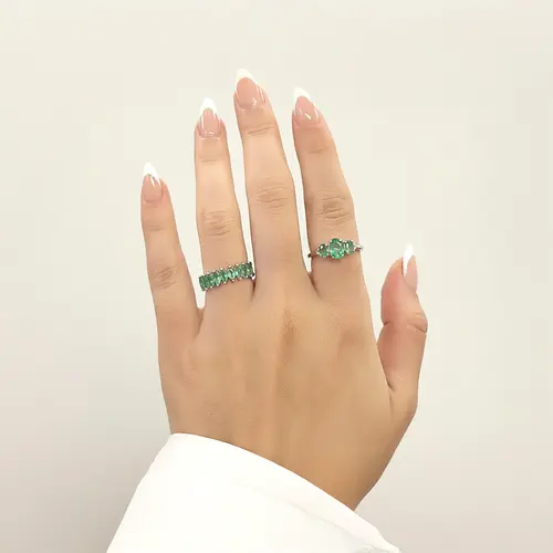 Anel de Ouro Branco com Diamantes e Esmeraldas