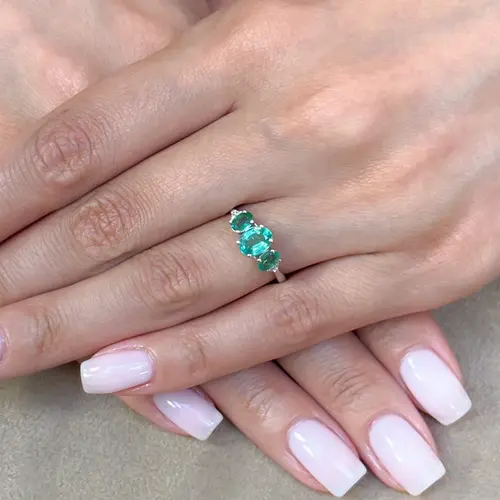 Anel de Ouro Branco com Diamantes e Esmeraldas