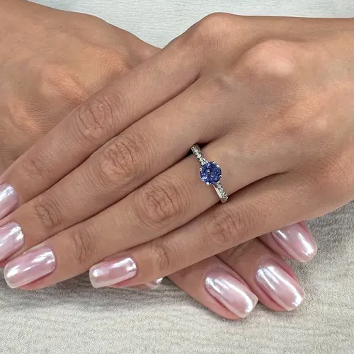 Anel de Tanzanita com 75 Pts com diamantes no aro, ouro branco