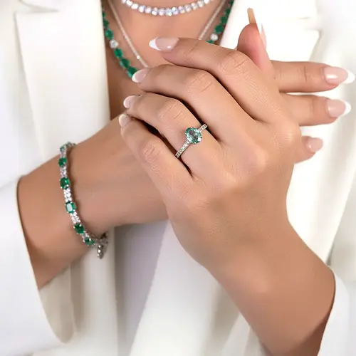 Anel de Prata com Diamantes e Esmeralda Colombiana de 1,20 Cts.
