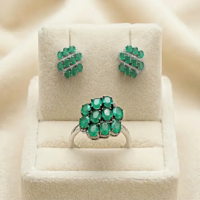 Conjunto de Anel e Par de Brincos de Prata com 94 pts em Diamantes e 30 Esmeraldas, com Acabamento em Ródio