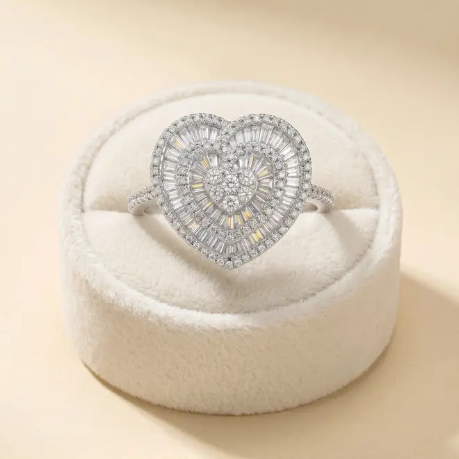 Anel Coração de Ouro Branco com Diamantes totalizando 1,40 Cts.