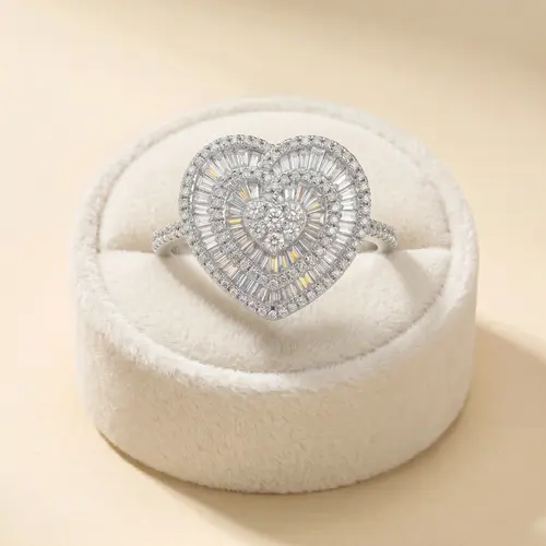 Anel Coração de Ouro Branco com Diamantes totalizando 1,40 Cts.