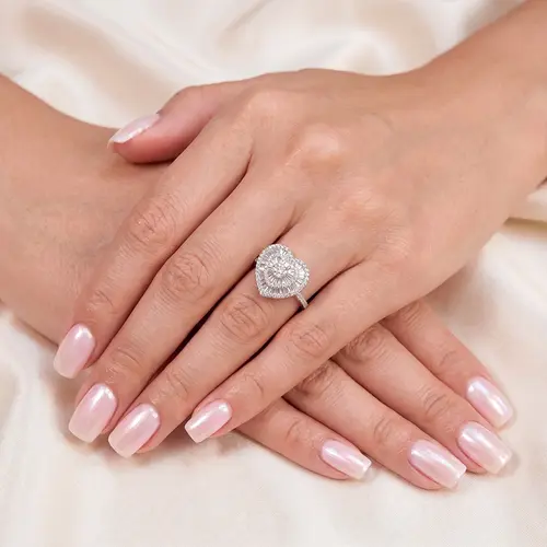 Anel Coração de Ouro Branco com Diamantes totalizando 1,40 Cts.