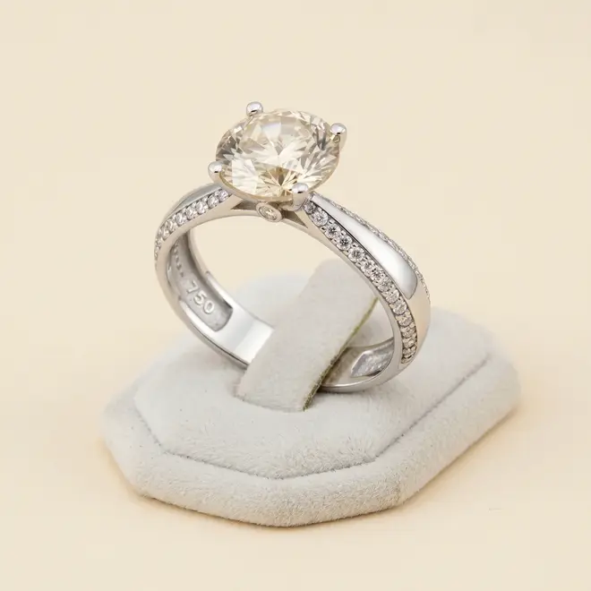 Anel Solitário de Ouro Branco com Diamante de 3,02 Cts.