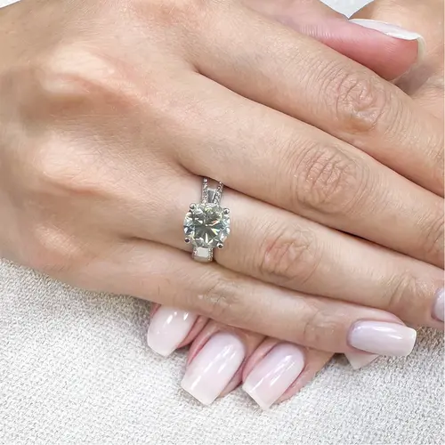 Anel Solitário de Ouro Branco com Diamante de 3,02 Cts.