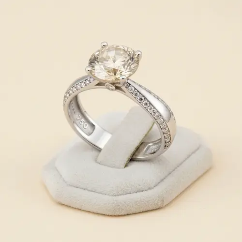 Anel Solitário de Ouro Branco com Diamante de 3,02 Cts.