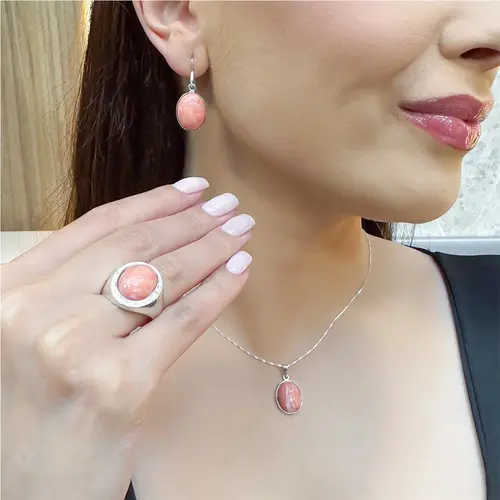 Conjunto Par de Brincos, Pingente e Anel de Prata com Diamantes e Coral Pele de Anjo Cabochon