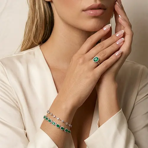 Anel de Ouro Branco com Diamantes e Esmeralda de 1,90 Cts.
