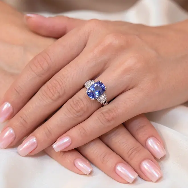 Anel de Ouro Branco com Diamantes e Tanzanita de 2,30 Cts.