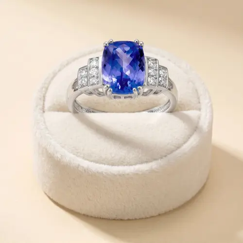 Anel de Ouro Branco com Diamantes e Tanzanita de 2,30 Cts.