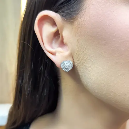 Par de Brincos Coração de Ouro Branco com Diamantes totalizando 87 pts.