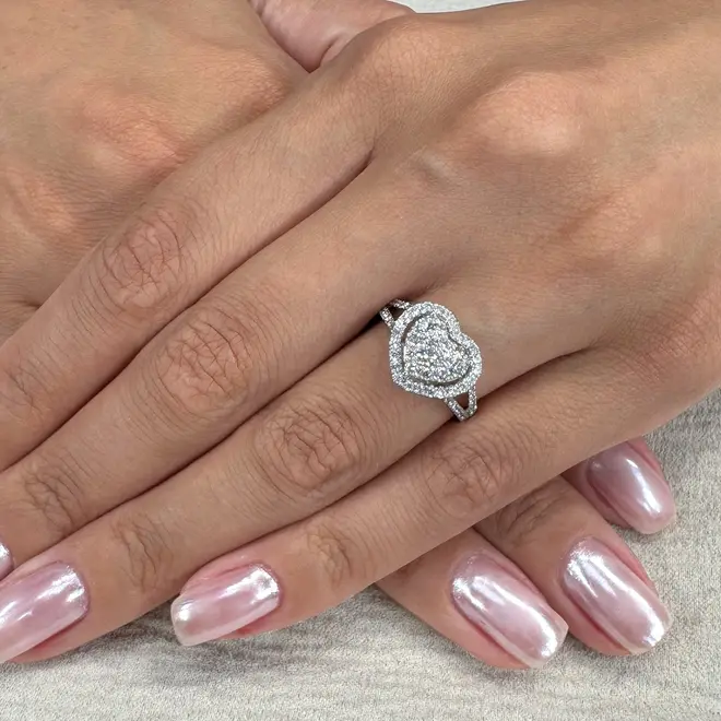 Anel Coração de Ouro Branco com Diamantes totalizando 77 pts.
