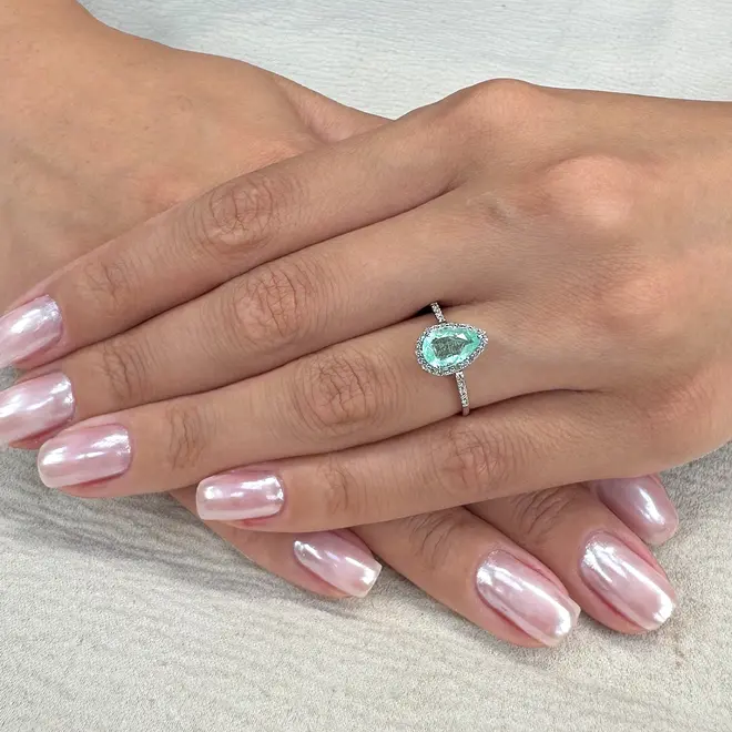 Anel De Ouro Branco com Diamantes e Esmeralda Colombiana de 1,12 Cts.