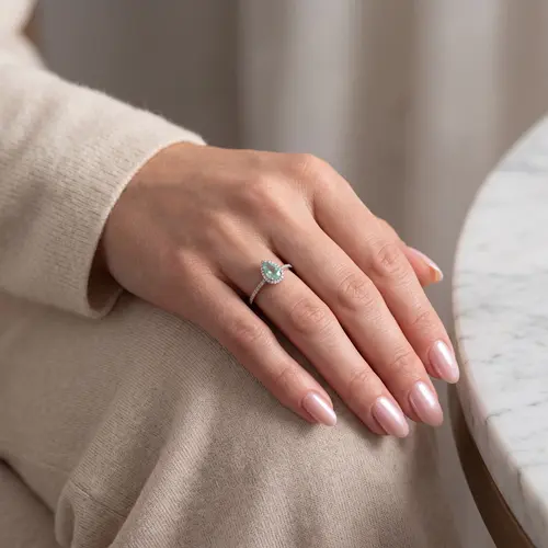 Anel De Ouro Branco com Diamantes e Esmeralda Colombiana de 1,12 Cts.