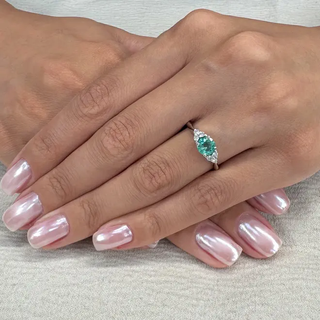Anel de Ouro Branco com Diamantes e Esmeralda de 75 pts.