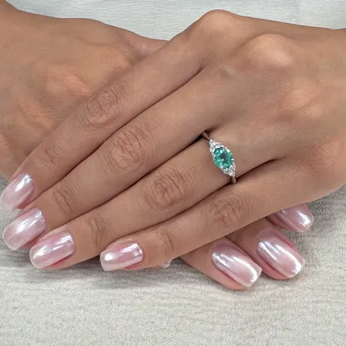 Anel de Ouro Branco com Diamantes e Esmeralda de 75 pts.