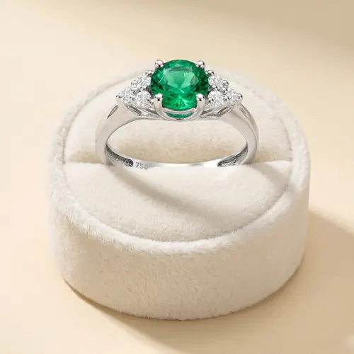 Anel de Ouro Branco com Diamantes e Esmeralda de 75 pts.