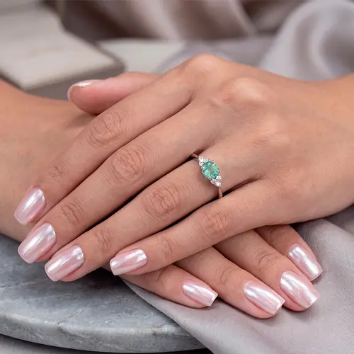Anel de Ouro Branco com Diamantes e Esmeralda de 75 pts.