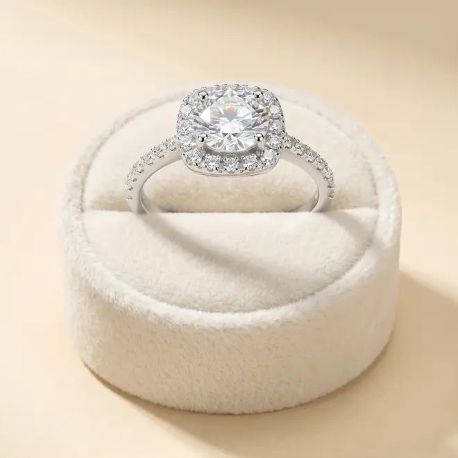 Anel Diamntes em Ouro Branco com Diamantes totalizando 75 pts.