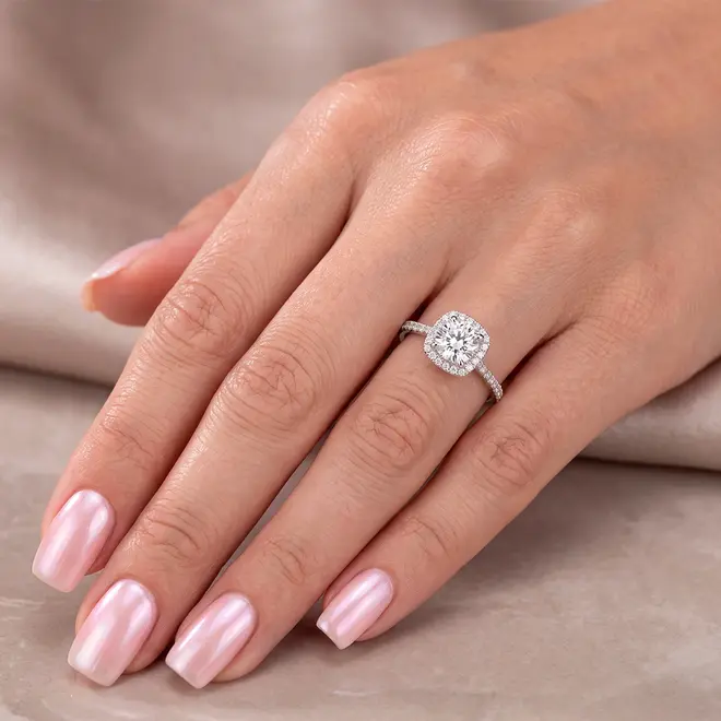 Anel Diamntes em Ouro Branco com Diamantes totalizando 75 pts.